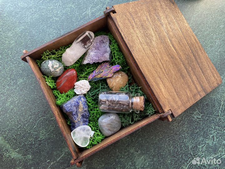 Набор минералов в шкатулке