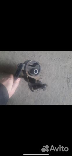 Подушка двигателя левая toyota