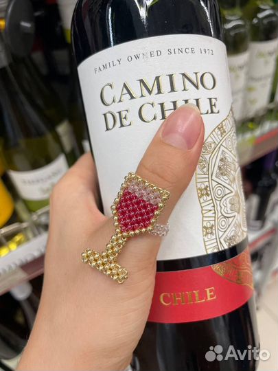 Украшение с вином из бисера