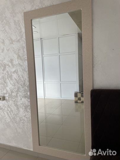 Зеркало в кожанной рамке