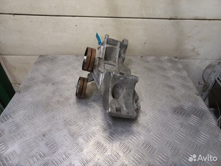 Кронштейн генератора Skoda Octavia Tour 1.4 16V