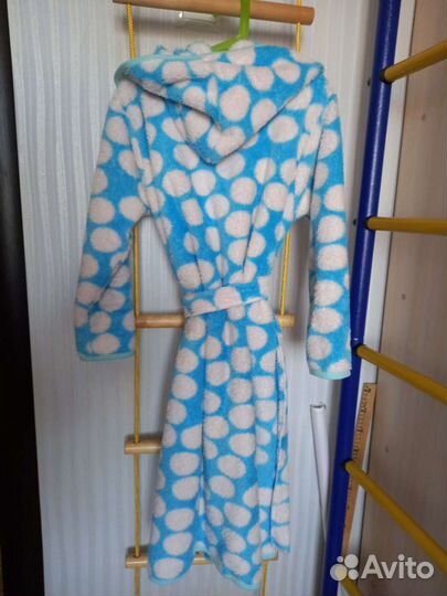 Голубой махровый халат в горошек