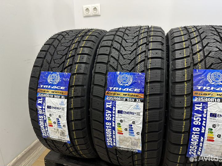 Tri Ace Snow White II 235/40 R18 95V