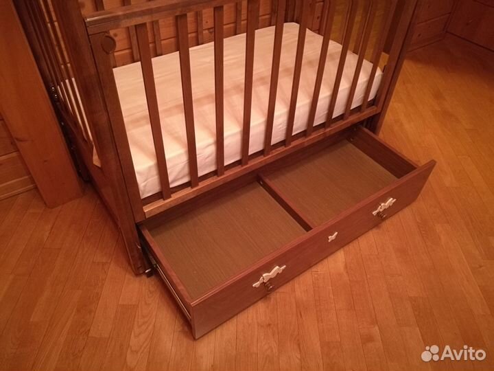 Детская кроватка с маятником, ящиком и матрасом