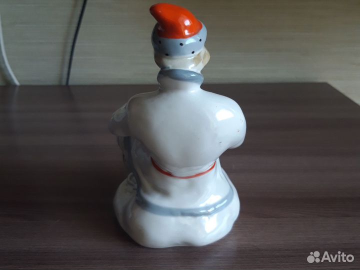 Фарфоровая статуэтка 