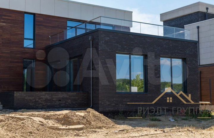 Коттедж 977,4 м² на участке 15,8 сот.