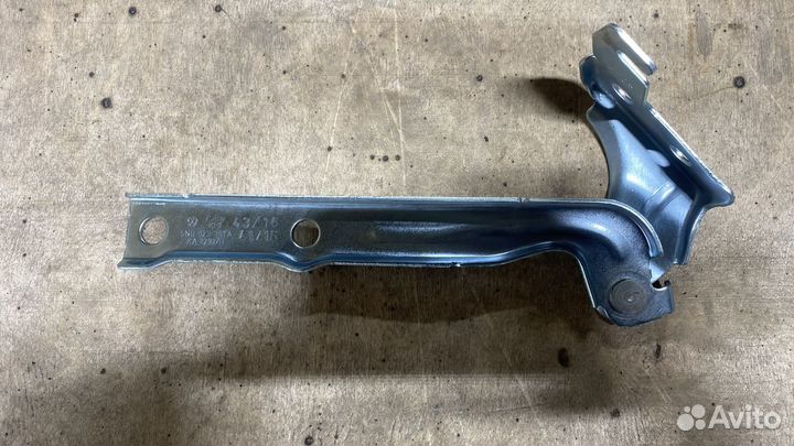 Петля капота Skoda Rapid 2013-2020 год 5JA823301A