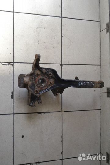 Поворотный кулак передний левый Dodge Stratus 1