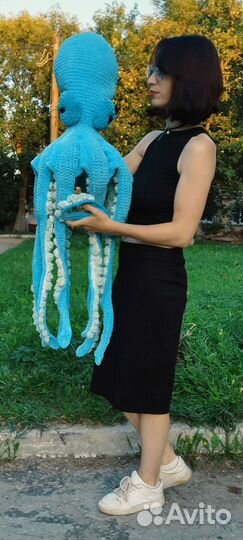 Огромный плюшевый осьминог