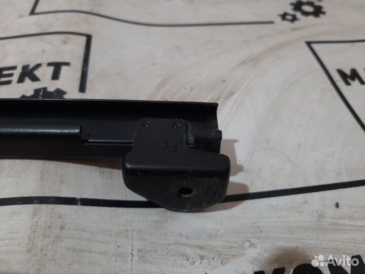 Перегородка окна задней двери Toyota Land Cruiser