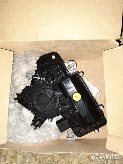 Доводчик крышки багажника Тигуан