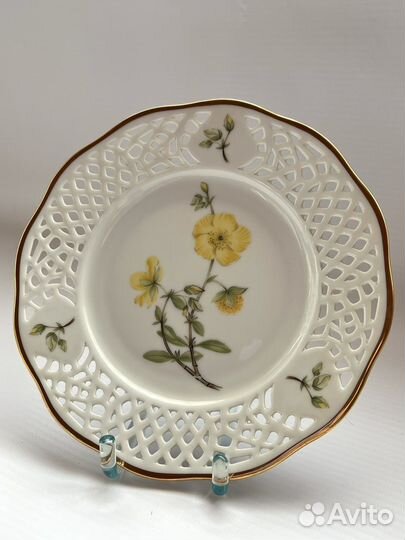 Резной фарфор. Тарелки, чайные тройки