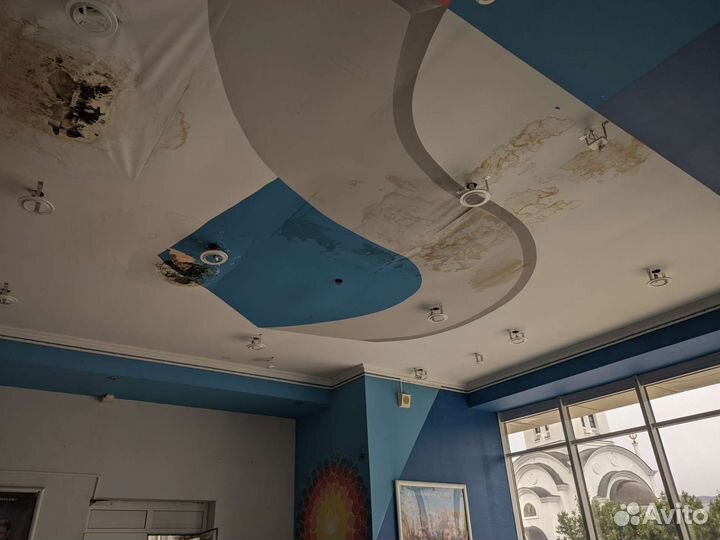 Ремонт натяжных потолков, слив воды