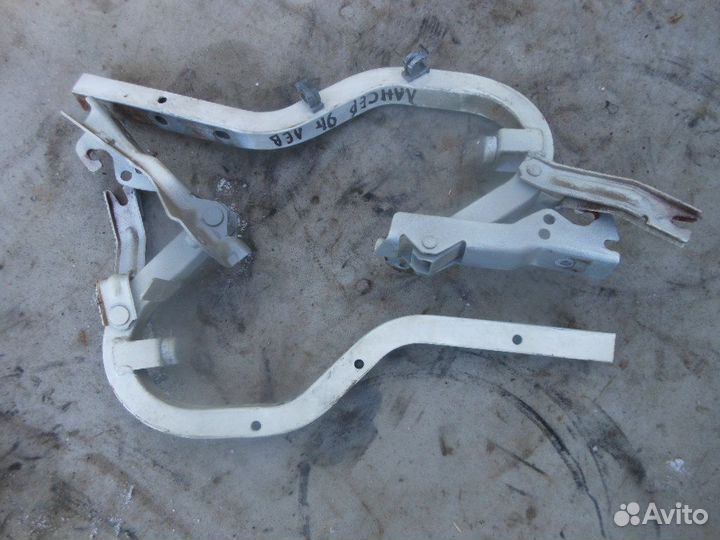 Петля багажника Mitsubishi Lancer (C6) 1988-1992