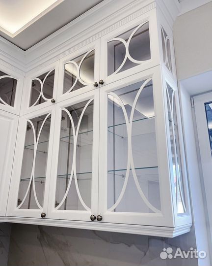 Кухня с витриной в потолок белая Джулия