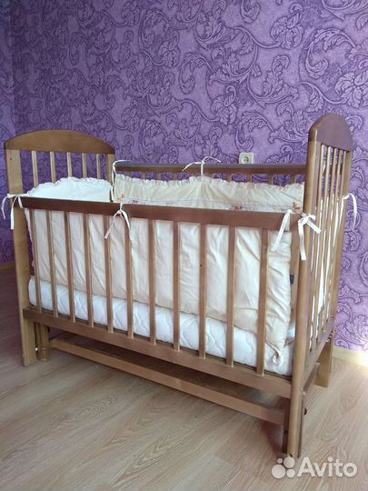 Детская кроватка с маятником