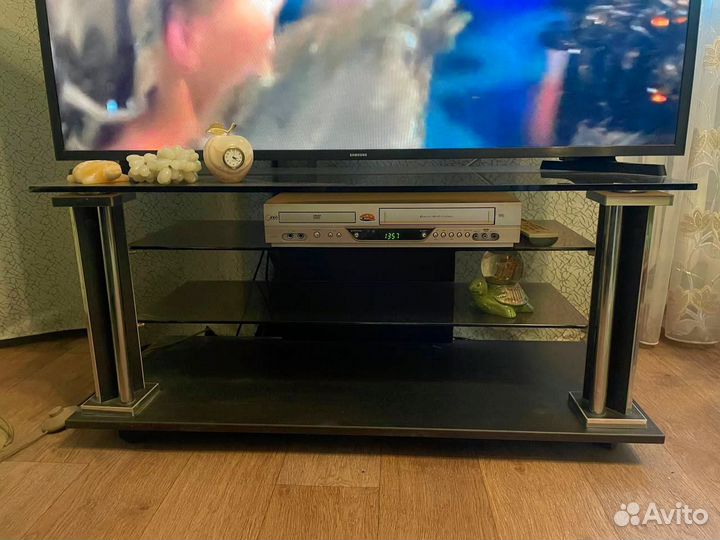 Стеклянная тумба под тв