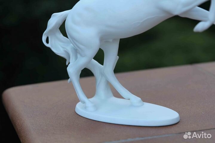 Фарфоровая статуэтка 