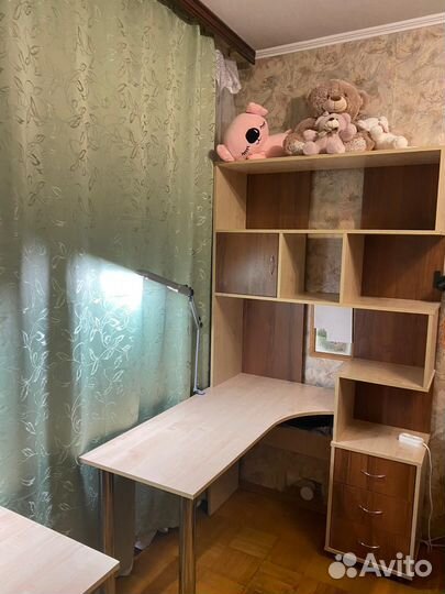 Угловой письменный стол с полками