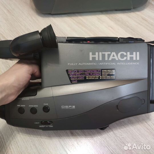 Видеокамера из 1990-х Hitachi VHS