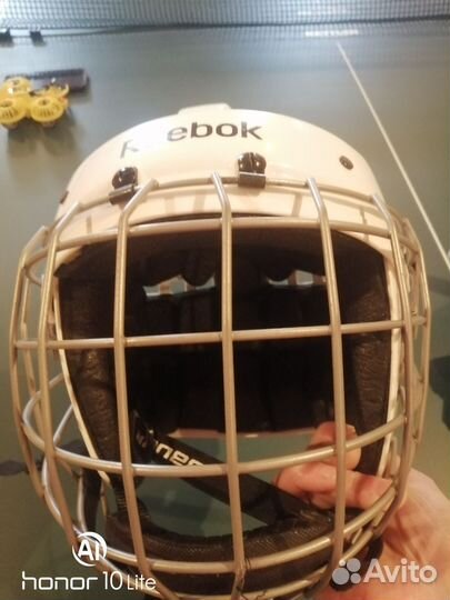 Хоккейный шлем