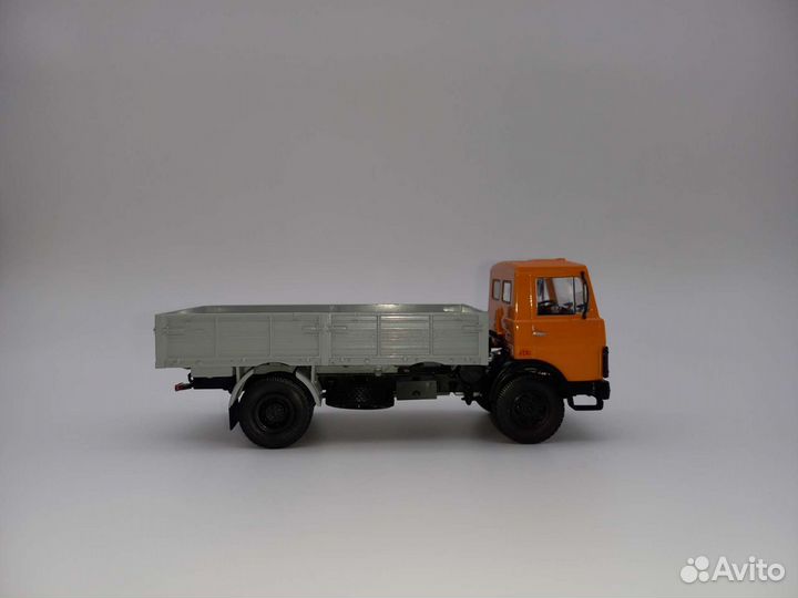 Маз-5337 бортовой, ранняя кабина 1987г 1:43 Аист