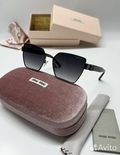 Солнцезащитные очки Miu Miu