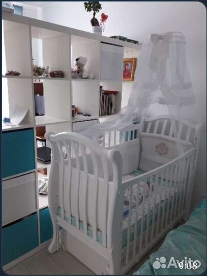 Детская кроватка с маятником и ящиком