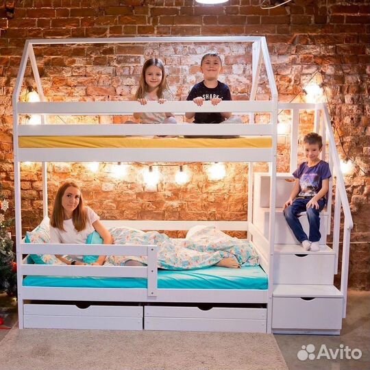 Двухъярусная кровать домик с лестницей комодом