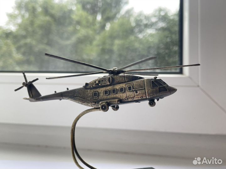 Модель вертолета металлическая