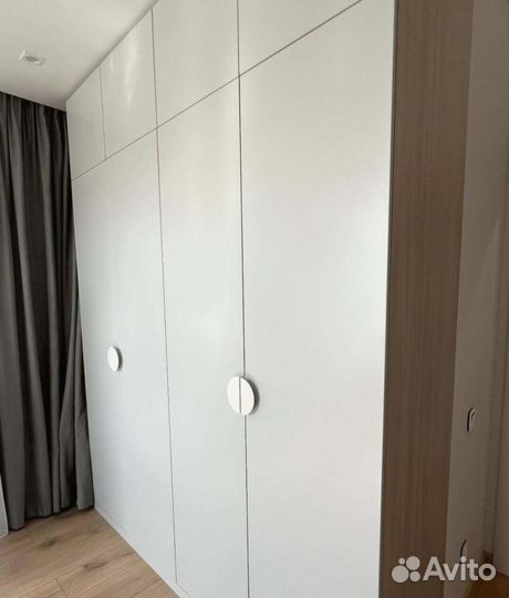 Шкаф распашной с полками