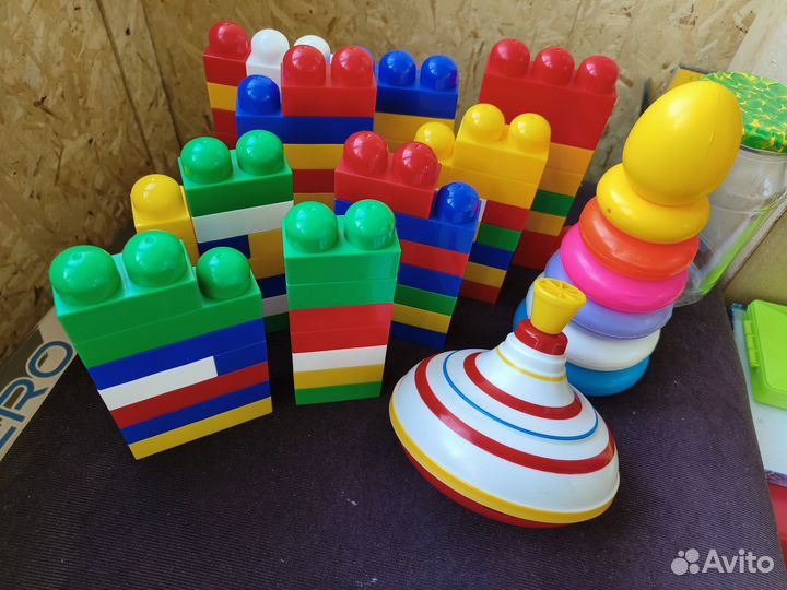 Игрушки для малыша (пирамидка, юла, конструктор)
