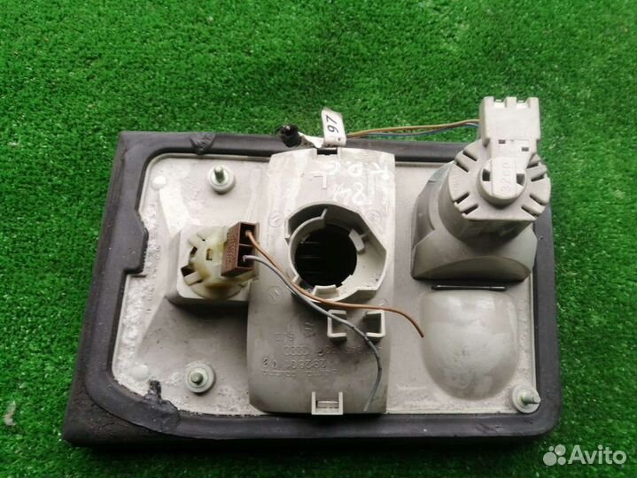 Фонарь крышки багажника левый 4D0945093 Audi A8 D2
