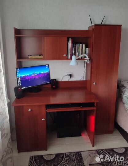 Компьютерный стол и шкаф пенал