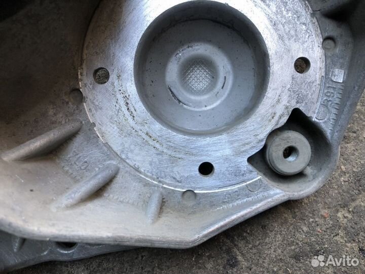 Кронштейн амортизатора Audi Q7 Touareg 7L0412391E