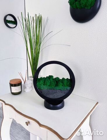 Круглое черное кашпо со мхом на подставке, новое