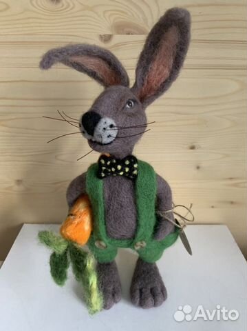 Заяц с морковкой