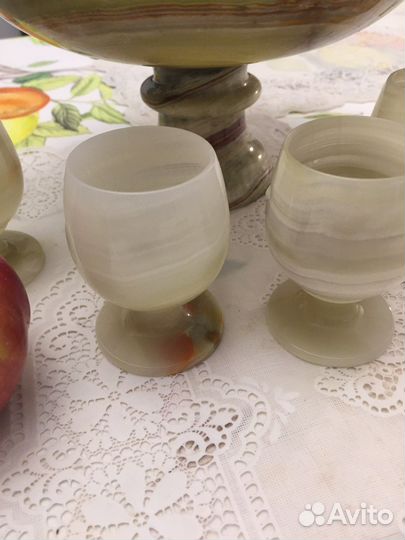 Рюмки и ваза из оникса