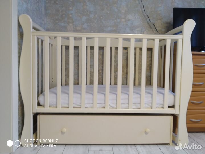 Детская кроватка с маятником