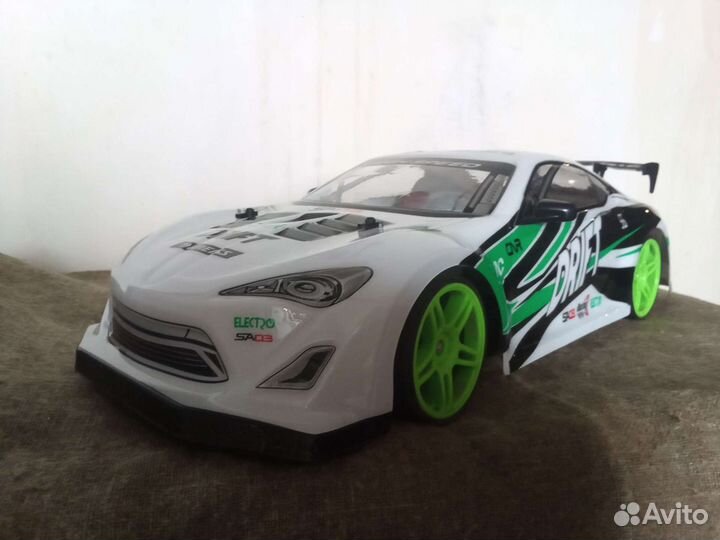 Автомобиль на радиоуправлении для дрифта