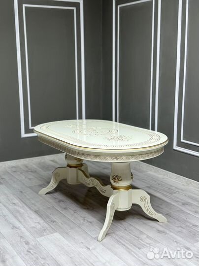 Стол обеденный. В наличии
