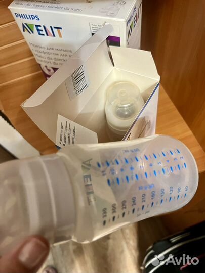 Ручной молокоотсос avent и бутылочка