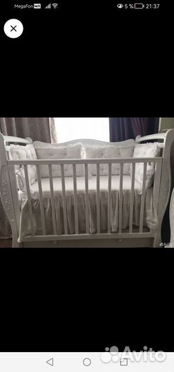 Детская кроватка с маятником белая