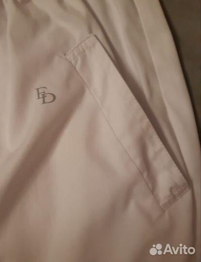 Белый медицинский халат женский