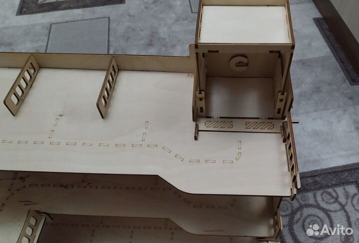 Детский игрушечный гараж из дерева