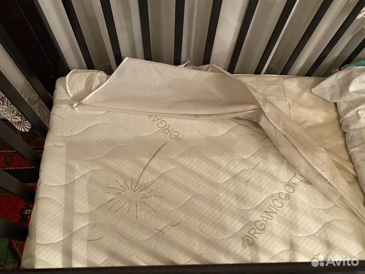 Детская кроватка с маятником