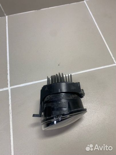 Противотуманная фара передняя правая Lexus Lx570