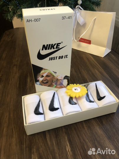 Носочки в коробочке)