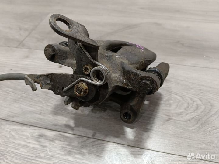 Задний левый суппорт для 1.8 Skoda Octavia A7