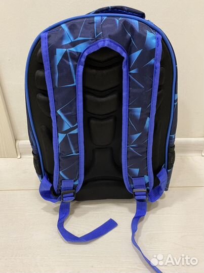 Новый рюкзак школьнику